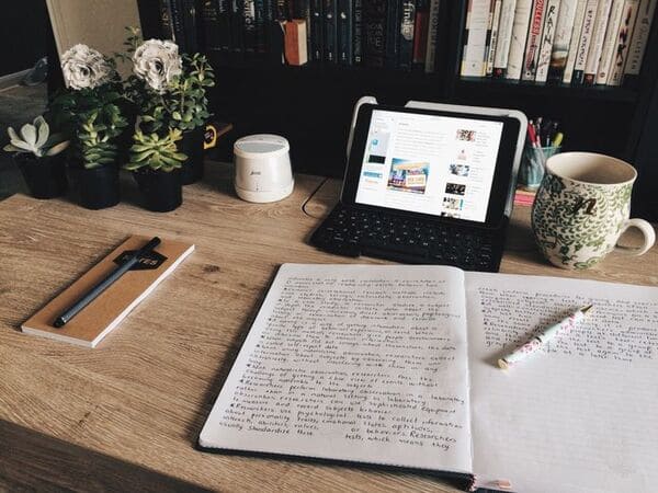 Notas y laptop con gráficos simples